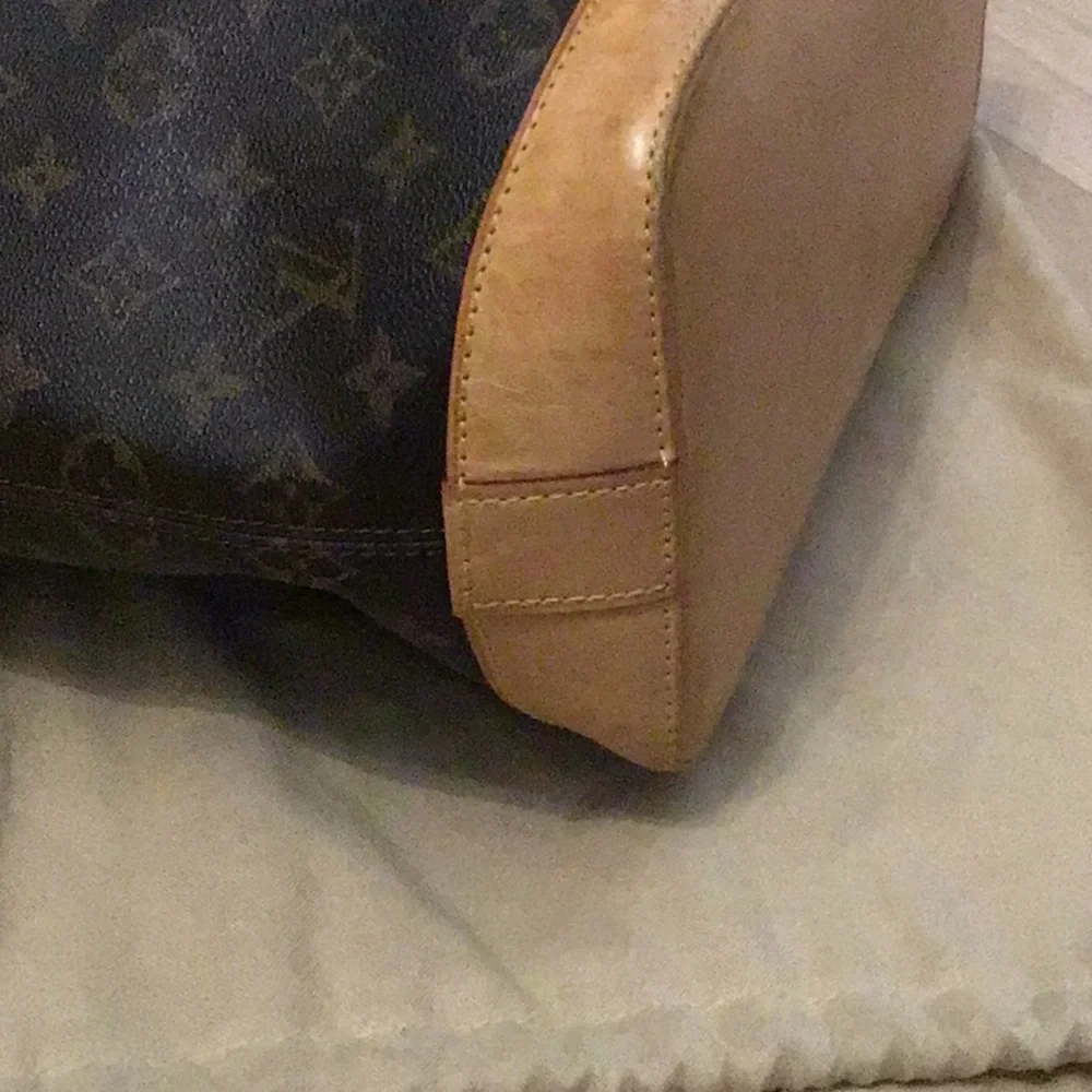 Louis Vuitton vertical bag - Picture 7 of 10